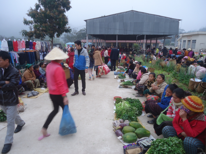 C&aacute;c mặt h&agrave;ng n&ocirc;ng l&acirc;m sản được người d&acirc;n b&agrave;y b&aacute;n rất nhiều, từ sản phẩm nh&agrave; trồng được cho đến c&aacute;c sản phẩm h&aacute;i trong rừng.