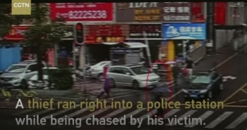 Kỳ lạ tên cướp giật điện thoại rồi cắm đầu chạy vào đồn cảnh sát