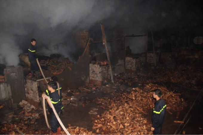 Lực lượng cứu hỏa nổi lực dập tắt đ&aacute;m ch&aacute;y