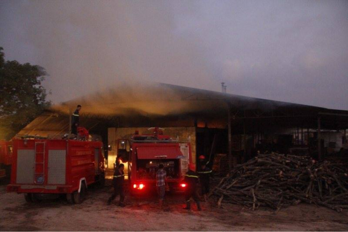 Đ&aacute;m ch&aacute;y lớn phải điều động 6 xe chữa ch&aacute;y ứng cứu.