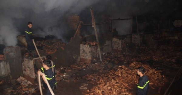 Đắk Nông: "Bà hỏa" thiêu rụi hơn 1.000m2 nhà xưởng