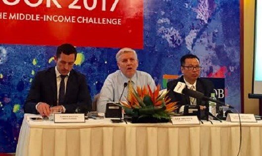 &Ocirc;ng Batten v&agrave; &ocirc;ng Sidgwick. (Từ tr&aacute;i sang)