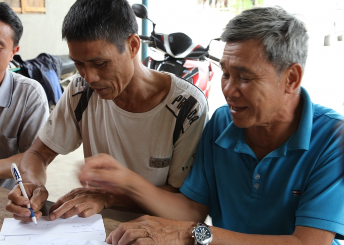 C&aacute;c hộ d&acirc;n bức x&uacute;c tr&igrave;nh b&agrave;y sự việc với ph&oacute;ng vi&ecirc;n.