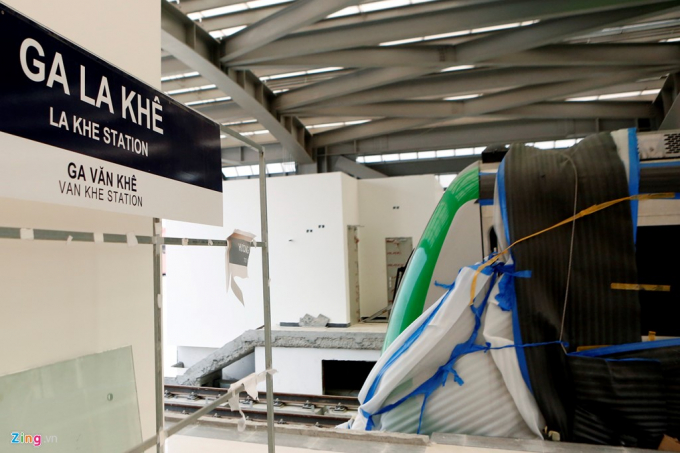 Đo&agrave;n t&agrave;u đang được đặt b&ecirc;n trong nh&agrave; ga La Kh&ecirc;, đủ k&iacute;n để che nắng mưa h&agrave;ng ng&agrave;y.