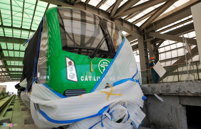 D&ograve;ng chữ C&aacute;t Linh&ndash;H&agrave; Đ&ocirc;ng ở mũi t&agrave;u d&ugrave;ng font đậm hơn, nổi bật, dễ nh&igrave;n.