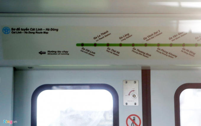 B&ecirc;n trong tại cửa l&ecirc;n xuống c&oacute; sơ đồ c&aacute;c ga dọc chặng từ C&aacute;t Linh (quận Đống Đa) tới c&aacute;c ga thuộc quận H&agrave; Đ&ocirc;ng.