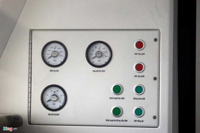 Bảng điều khiển tại toa đầu t&agrave;u.