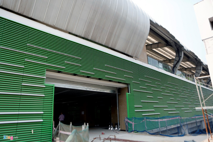 Nh&agrave; ga La Kh&ecirc; đang được ho&agrave;n thiện để kịp đưa v&agrave;o sử dụng với t&ocirc;ng xanh đồng bộ m&agrave;u đo&agrave;n t&agrave;u. Tuy nhi&ecirc;n, một số ga kh&aacute;c lại d&ugrave;ng c&aacute;c m&agrave;u v&agrave;ng cam, đỏ, v&agrave;ng...