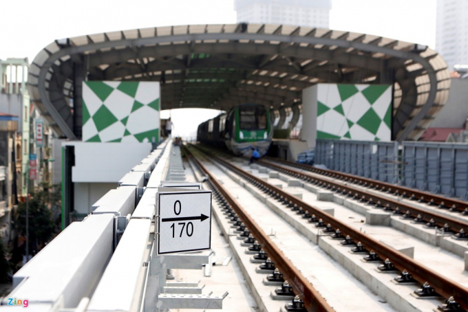 Mặt đường t&agrave;u được lắp đặt 2 l&agrave;n ray cho 2 t&agrave;u chạy ngược chiều nhau. Ray t&agrave;u c&oacute; khổ 1,435 m.