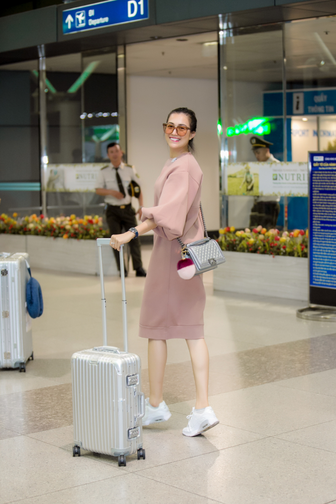 &Aacute; hậu Lệ Hằng tự x&aacute;ch hơn 40kg h&agrave;nh l&yacute; ra s&acirc;n bay đi Nhật l&uacute;c giữa đ&ecirc;m