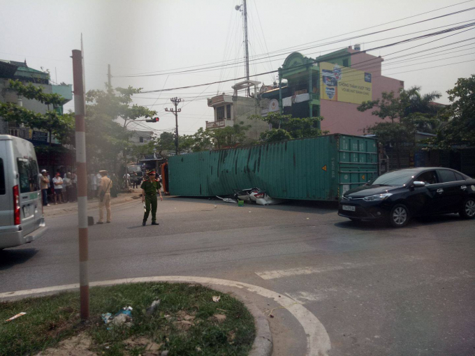 Nam Định: Xe container lật nghi&ecirc;ng, đ&egrave; bẹp chiếc &ocirc; t&ocirc; 4 chỗ