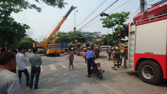 Lực lượng chức năng tiến h&agrave;nh cẩu xe container v&agrave; cứu c&aacute;c nạn nh&acirc;n trong xe &ocirc; t&ocirc; con.