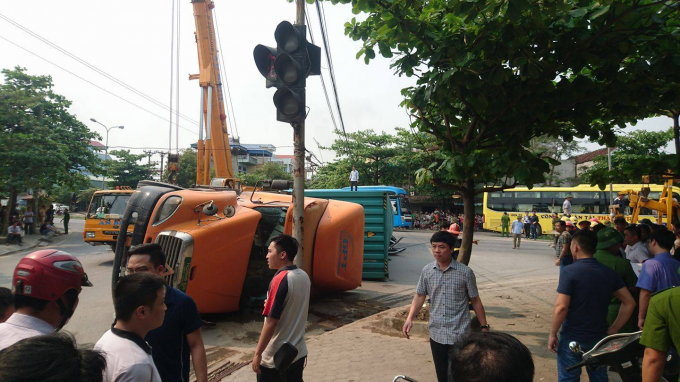 Nam Định: Xe container lật nghi&ecirc;ng, đ&egrave; bẹp chiếc &ocirc; t&ocirc; 4 chỗ