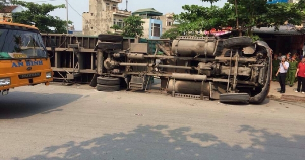 Nam Định: Danh tính nạn nhân trong vụ xe container đè bẹp xe ô tô con 4 chỗ