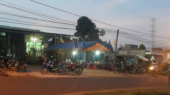 Hai gia đ&igrave;nh đang tổ chức tang lễ cho 2 em học sinh bị đuối nước.