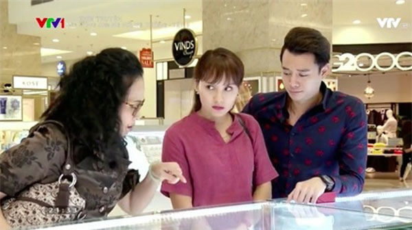 V&acirc;n tỏ ra kh&oacute; chịu khi mẹ chồng đi theo chọn nhẫn cưới.V&acirc;n tỏ ra kh&oacute; chịu khi mẹ chồng đi theo chọn nhẫn cưới.