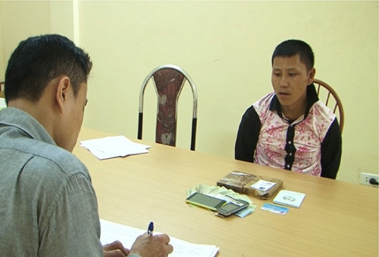 Đối tượng c&ugrave;ng tang vật chứng tại cơ quan chức năng. (Ảnh: b&aacute;o Ph&aacute;p luật x&atilde; hội)