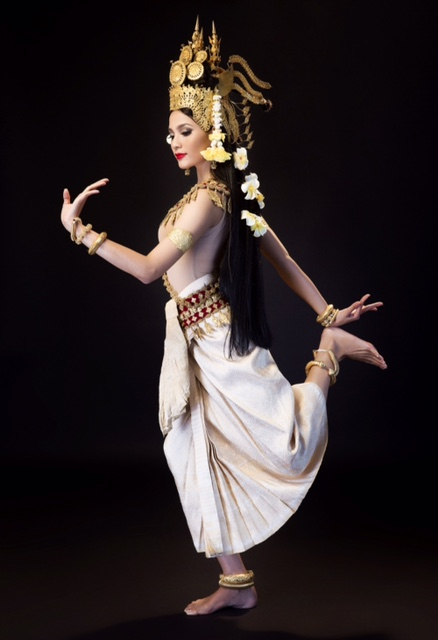 Trương Thị May mặc trang phục truyền thống nhảy điệu Apsara mừng tết Khmer