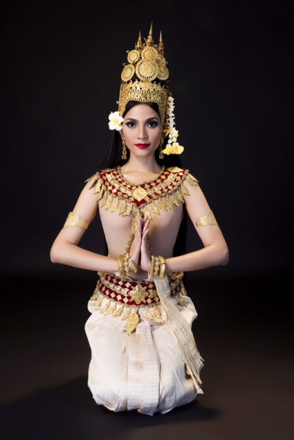 Trương Thị May mặc trang phục truyền thống nhảy điệu Apsara mừng tết Khmer