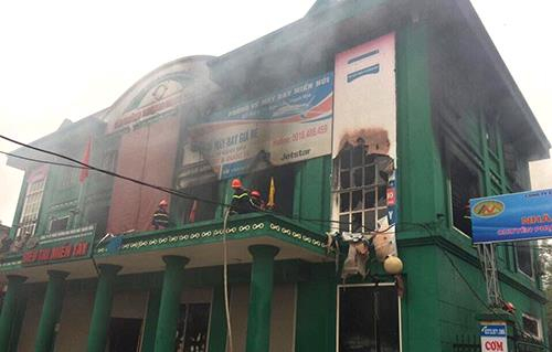 Cảnh s&aacute;t PCCC đang khống chế ngọc lửa tại si&ecirc;u thị Miền T&acirc;y&nbsp; (Ảnh: A.T)