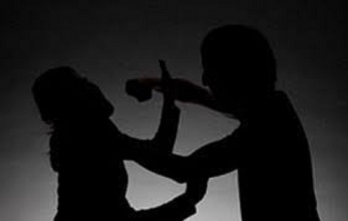 Chỉ v&igrave; vợ cằn nhằn, chồng d&ugrave;ng dao đ&acirc;m gục vợ trước mặt bạn nhậu. (Ảnh minh họa).