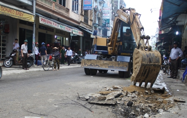 M&aacute;y m&uacute;c được huy động san lấp những tuyến phố c&oacute; c&ocirc;ng tr&igrave;nh x&acirc;y tr&aacute;i ph&eacute;p lấn vỉa h&egrave;. (Ảnh: A.T)