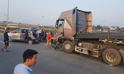 Hiện trường vụ tai nạn tr&ecirc;n tuyến cao tốc Hải Ph&ograve;ng - H&agrave; Nội đoạn qua x&atilde; Thuận Thi&ecirc;n, huyện Kiến Thụy, th&agrave;nh phố Hải Ph&ograve;ng do l&aacute;i xe đi ngược chiều khiến 1 người tử vong.