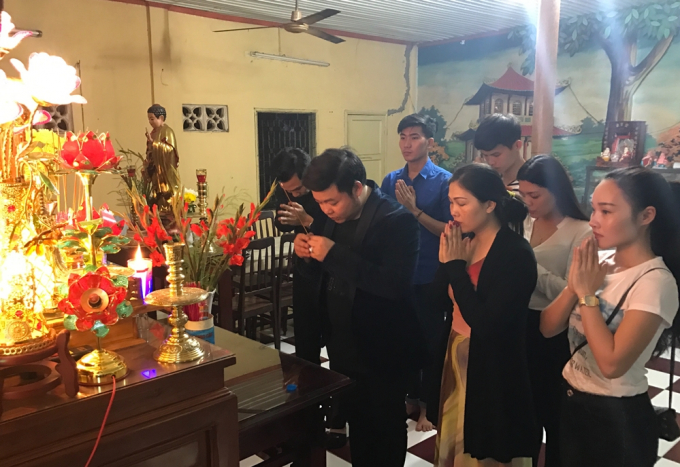 Quang L&ecirc; c&ugrave;ng học tr&ograve; th&agrave;nh k&iacute;nh viếng thăm mộ c&aacute;c nghệ sĩ l&atilde;o th&agrave;nh v&agrave;o l&uacute;c nửa đ&ecirc;m.&nbsp;