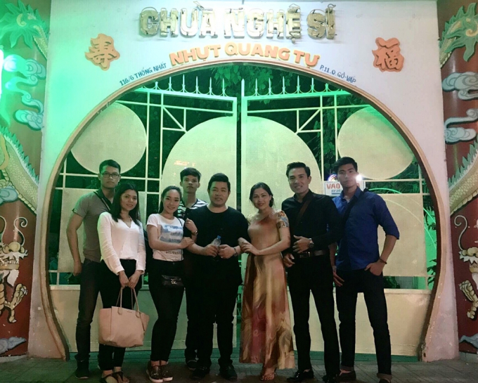 Quang L&ecirc; c&ugrave;ng học tr&ograve; th&agrave;nh k&iacute;nh viếng thăm mộ c&aacute;c nghệ sĩ l&atilde;o th&agrave;nh v&agrave;o l&uacute;c nửa đ&ecirc;m