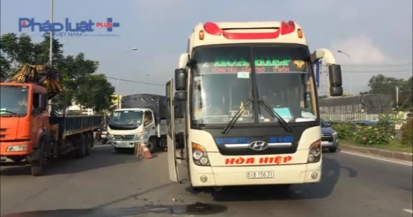 Bình Dương: Xe khách tấp lề đón khách đột ngột gây tai nạn liên hoàn