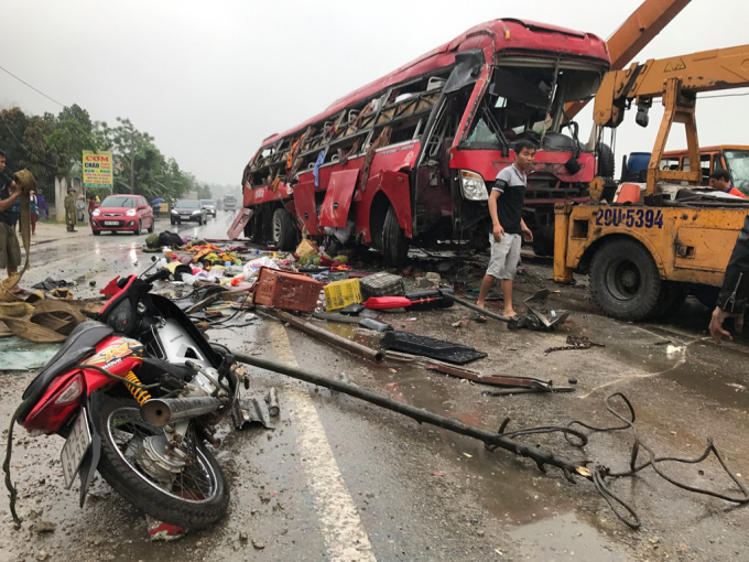 Đang lưu th&ocirc;ng chiếc xe kh&aacute;ch bất ngờ bị nổ lốp rồi đ&acirc;m v&agrave;o giải ph&acirc;n c&aacute;ch lật giữa đường. Tại hiện trường chiếc xe kh&aacute;ch bị biến dạng ho&agrave;n to&agrave;n, nhiều h&agrave;nh l&yacute; bị rơi xuống đường.