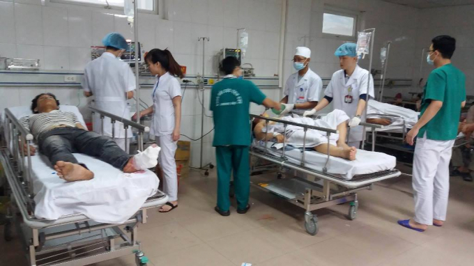 Hiện tại c&oacute; 5 nạn nh&acirc;n đang được cấp cứu tại bệnh viện trong đ&oacute; c&oacute; một người trong t&igrave;nh trạng nguy kịch.