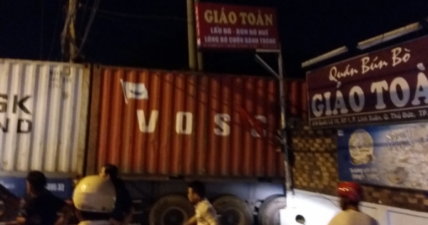 Xe container trôi vào quán ăn, thực khách buông đũa bỏ chạy