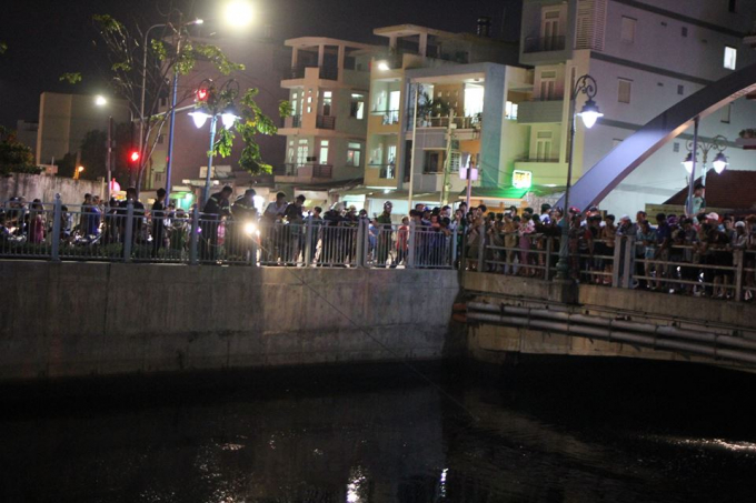 Người d&acirc;n tập trung theo d&otilde;i lực lượng cứu hộ t&igrave;m kiếm thi thể nạn nh&acirc;n.