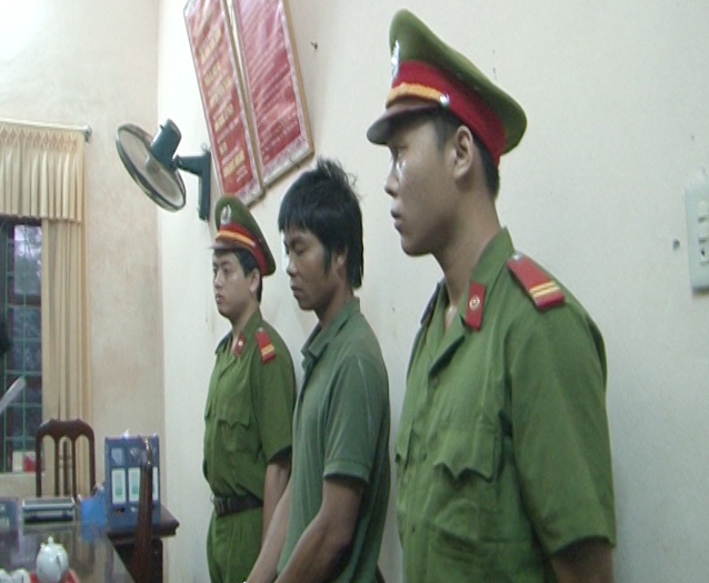 Đối tượng Đinh Anh Quỳnh (ở giữa) tại cơ quan C&ocirc;ng an.