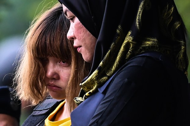 Nghi phạm Đo&agrave;n Thị Hương được dẫn giải khỏi t&ograve;a sau phi&ecirc;n t&ograve;a sơ thẩm h&ocirc;m 1/3 tại Malaysia. (Ảnh: AFP)