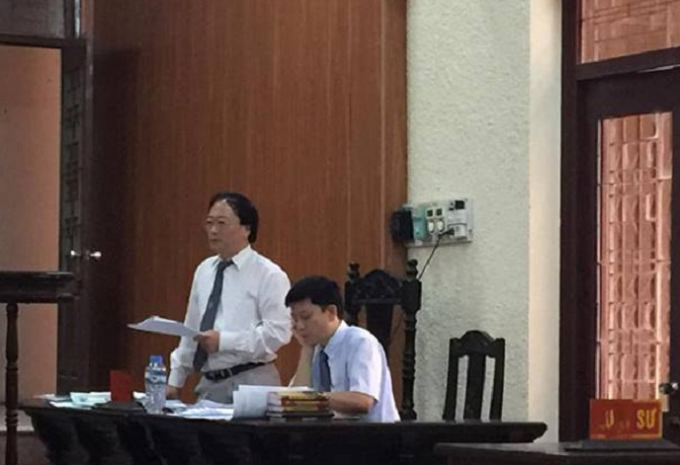 Luật sư Bảo v&agrave; Luật sư Hải tranh luận tại t&ograve;a.