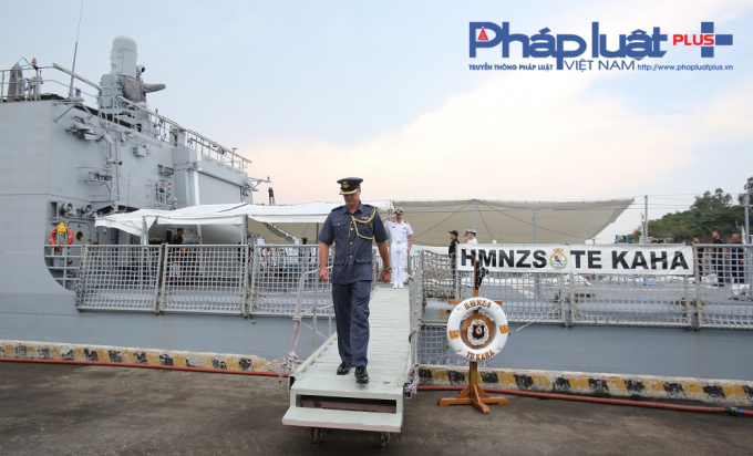 Rời thủ đ&ocirc; Manila của Philippines, chiến hạm HMNZS Te Kaha của Hải qu&acirc;n Ho&agrave;ng gia New Zealand c&oacute; mặt tại cảng Ti&ecirc;n Sa, quận Sơn Tr&agrave;, TP Đ&agrave; Nẵng v&agrave;o chiều 12/4, với 180 thủy thủ đo&agrave;n do Trung t&aacute; Steven Lenik chỉ huy t&agrave;u.