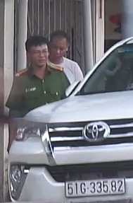 Đối tượng L&ecirc; Ph&uacute; Cự được đưa về Cơ quan CSĐT C&ocirc;ng an quận 7 giải quyết vụ &aacute;n trong ng&agrave;y 09/4/2017.