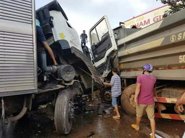 Phần đầu hai phương tiện bẹp d&uacute;m.&nbsp;(ảnh&nbsp;Thanh T&ugrave;ng)