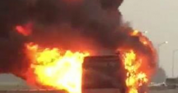 Xe giường nằm bốc cháy dữ dội trên quốc lộ