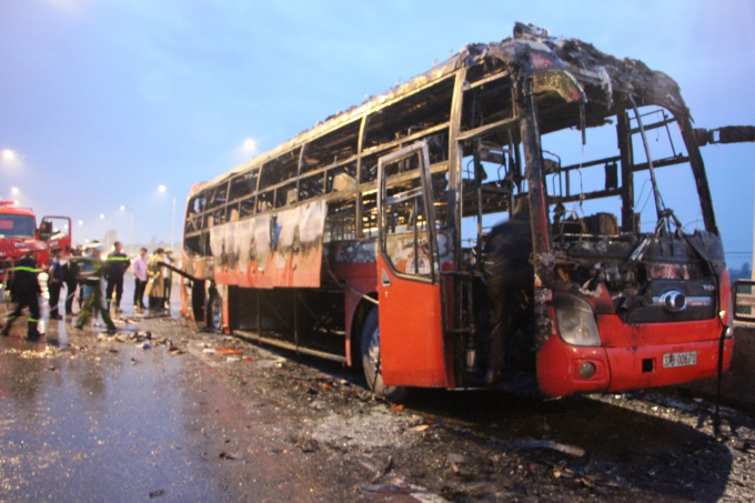 Ngọn lửa lớn thi&ecirc;u rụi to&agrave;n bộ chiếc xe chỉ c&ograve;n trơ lại phần khung sắt.