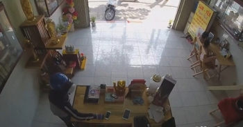 [Clip]: Nữ quái thản nhiên vào nhà dân "cuỗm" 2 chiếc điện thoại rồi tẩu thoát