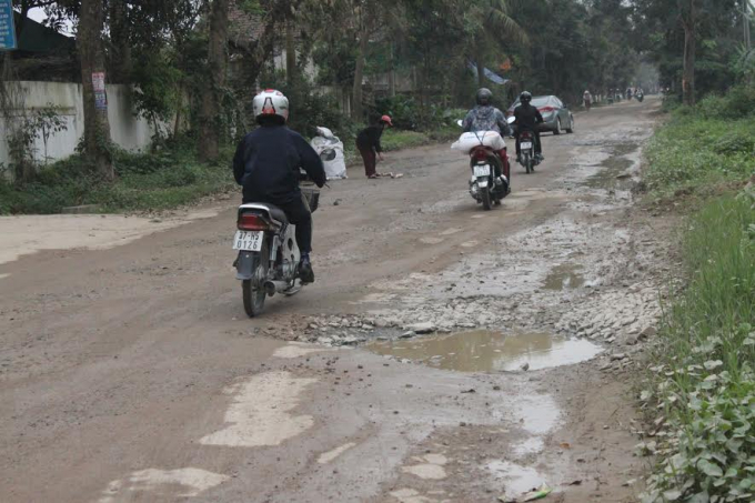 Nhiều tuyến đường tr&ecirc;n địa b&agrave;n x&atilde; Hưng Đ&ocirc;ng xuống cấp nghi&ecirc;m trọng do xe tải trọng lớn chở vật liệu x&acirc;y dựng.