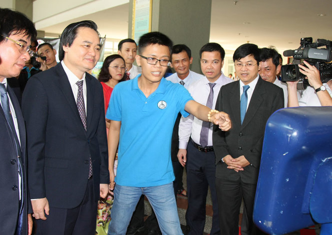 Bộ trưởng Bộ GD-ĐT Ph&ugrave;ng Xu&acirc;n Nhạ đến l&agrave;m việc tại&nbsp;trường ĐH Sư phạm Kỹ thuật TP HCM. (Ảnh: Tuổi trẻ)