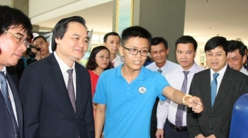 Giảng viên tố hiệu trưởng làm sai trước mặt Bộ trưởng Phùng Xuân Nhạ