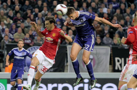 Dendoncker bật cao đ&aacute;nh đầu tung lưới M.U gỡ h&ograve;a cho&nbsp;Anderlecht.