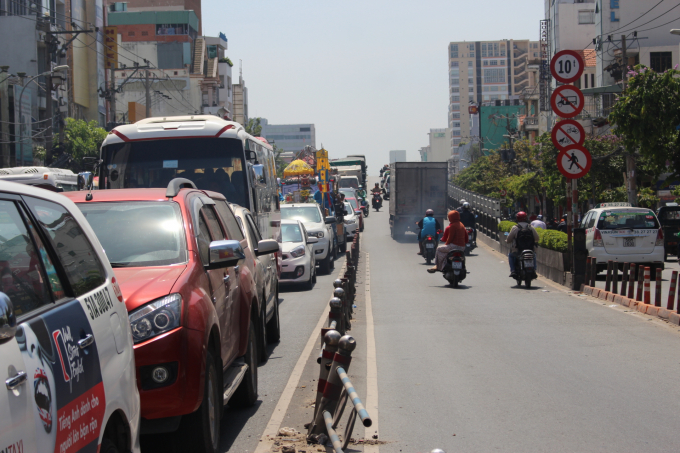 Kẹt xe tr&ecirc;n đường Cộng H&ograve;a.