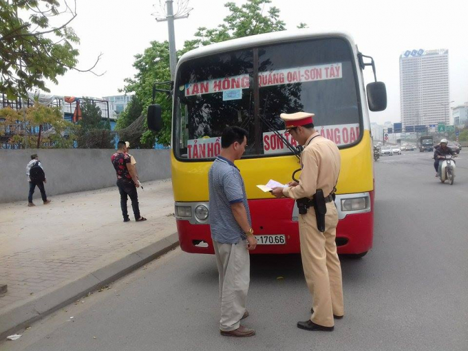 Đội CSGT số 6 kiểm tra c&aacute;c xe c&oacute; m&agrave;u sơn giống xe bu&yacute;t.