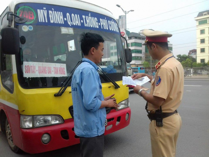Đ&acirc;y l&agrave; c&aacute;c xe kh&aacute;ch chạy tuyến cố định nhưng lại c&oacute; m&agrave;u sơn giống với m&agrave;u sơn của xe bu&yacute;t.&nbsp;